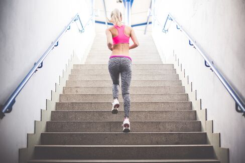 Tek po stopnicah je odličen način, da se znebite odvečne teže. 