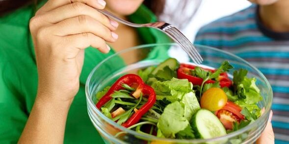 Uživanje zelenjavne solate na dieti brez ogljikovih hidratov, da ublažite občutek lakote